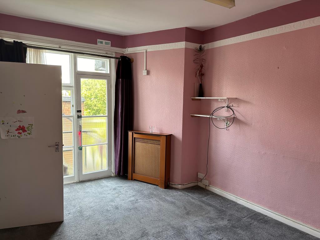 Lot: 9 - FORMER CAFÉ AND CARE FACILITY IN HIGH STREET - Bedroom with en suite and access into garden
